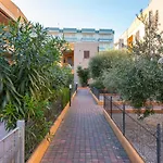 Guesthost - With Terrace & Parking Near The Sea דירה *